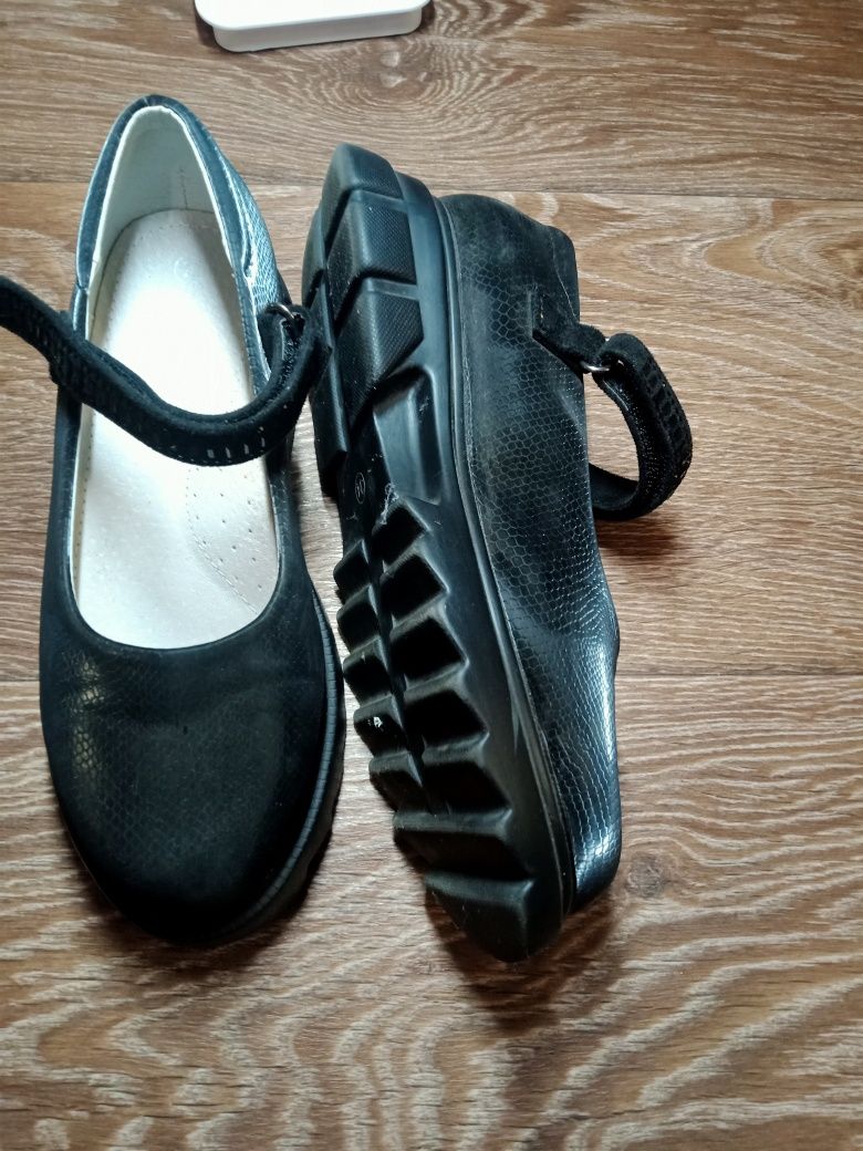 Туфлі для дівчаток 34 р.