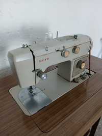 Máquina de Costura Oliva - Á costurar