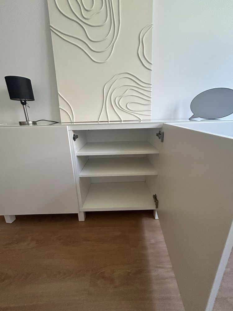 Aparador branco com vidro Ikea