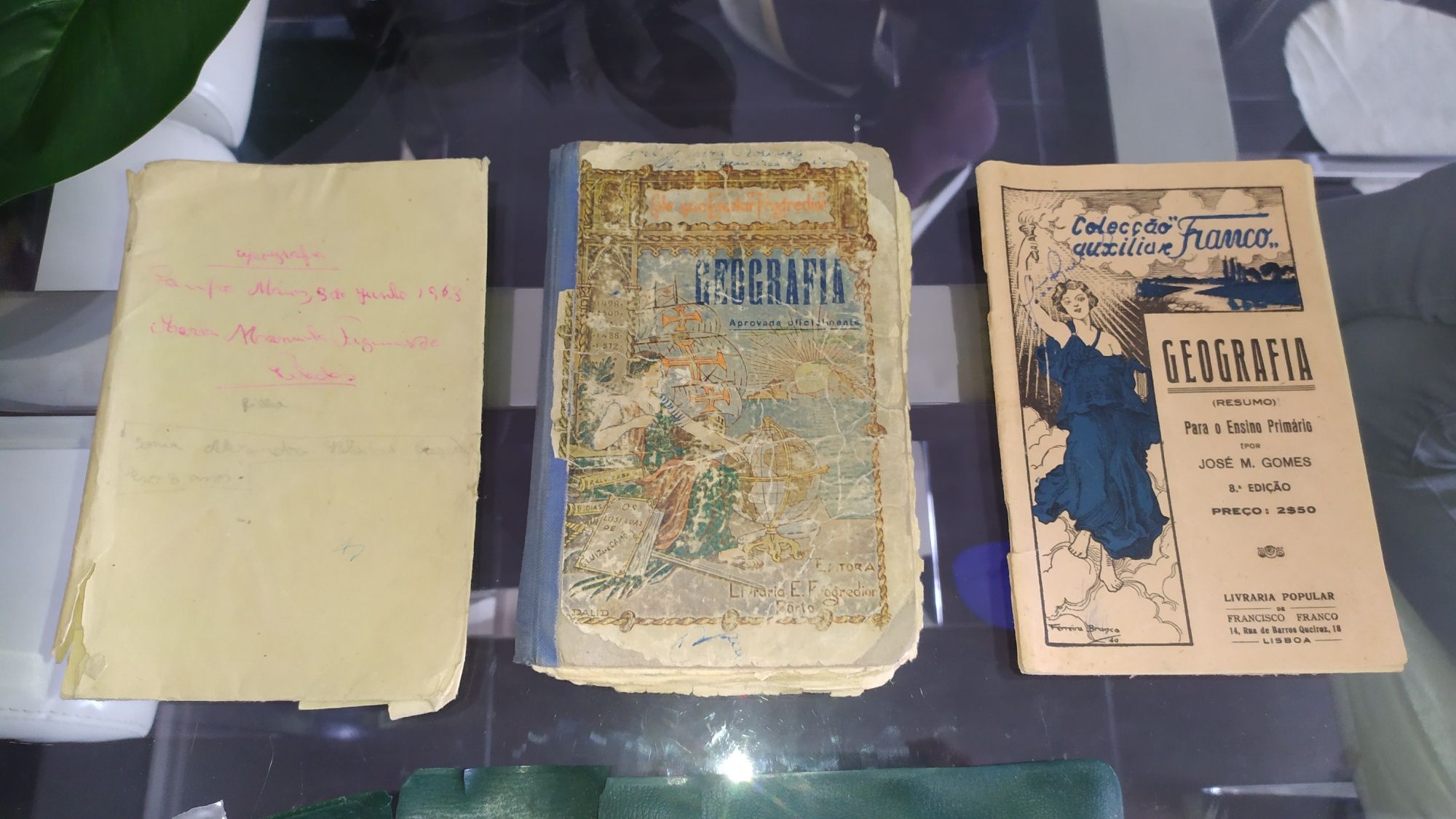 Conjunto antigo de manuais e mapas de geografia com mais de 70 anos