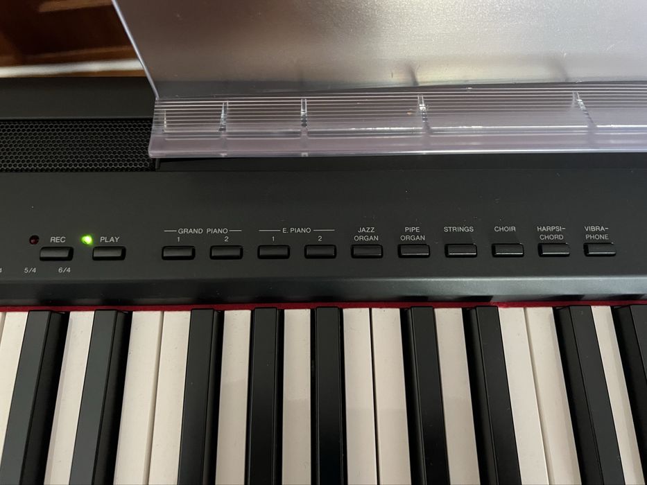 Piano digital Yamaha P-95 (com defeito, ler descrição)
