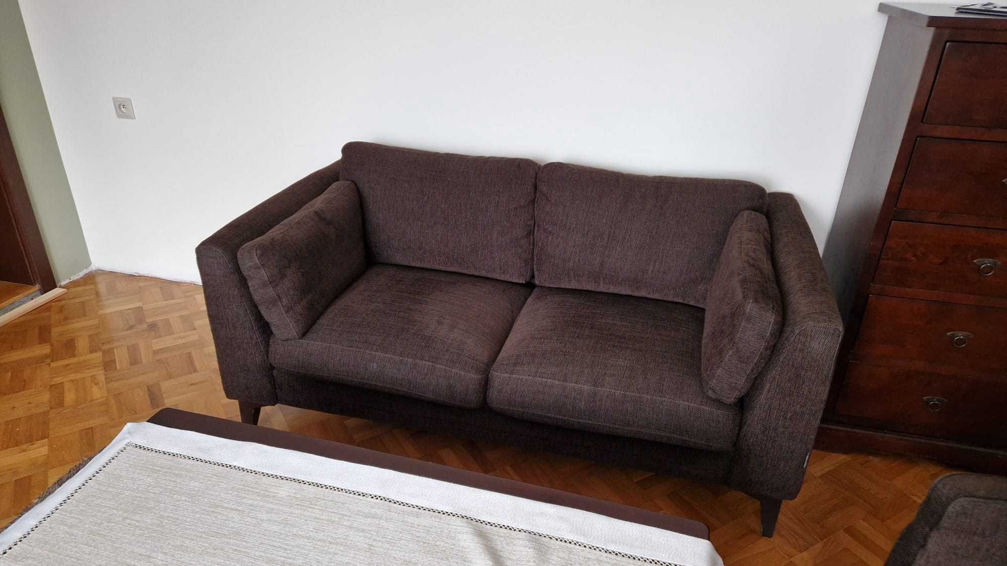 Komplet sofa nierozkładana oraz dwa fotele.