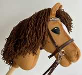 NOWY Hobby Horse A4 z ogłowiem i wodzami brązowy