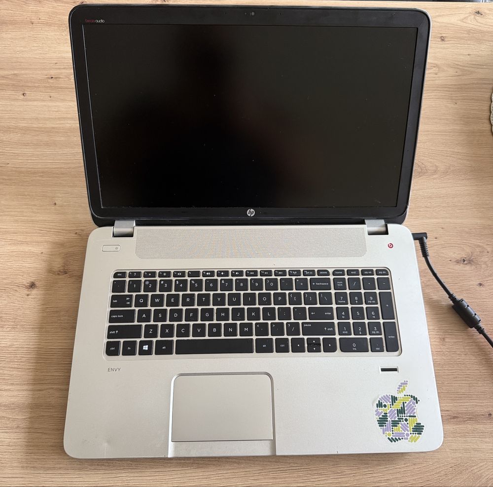 HP Envy 17 Intel Core i5-4200M 8/128 + 1TB GeForce GT 740M 17.3FHD