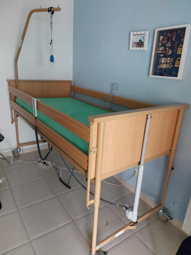 Cama articulada com 4 posições e colchão antiescaras