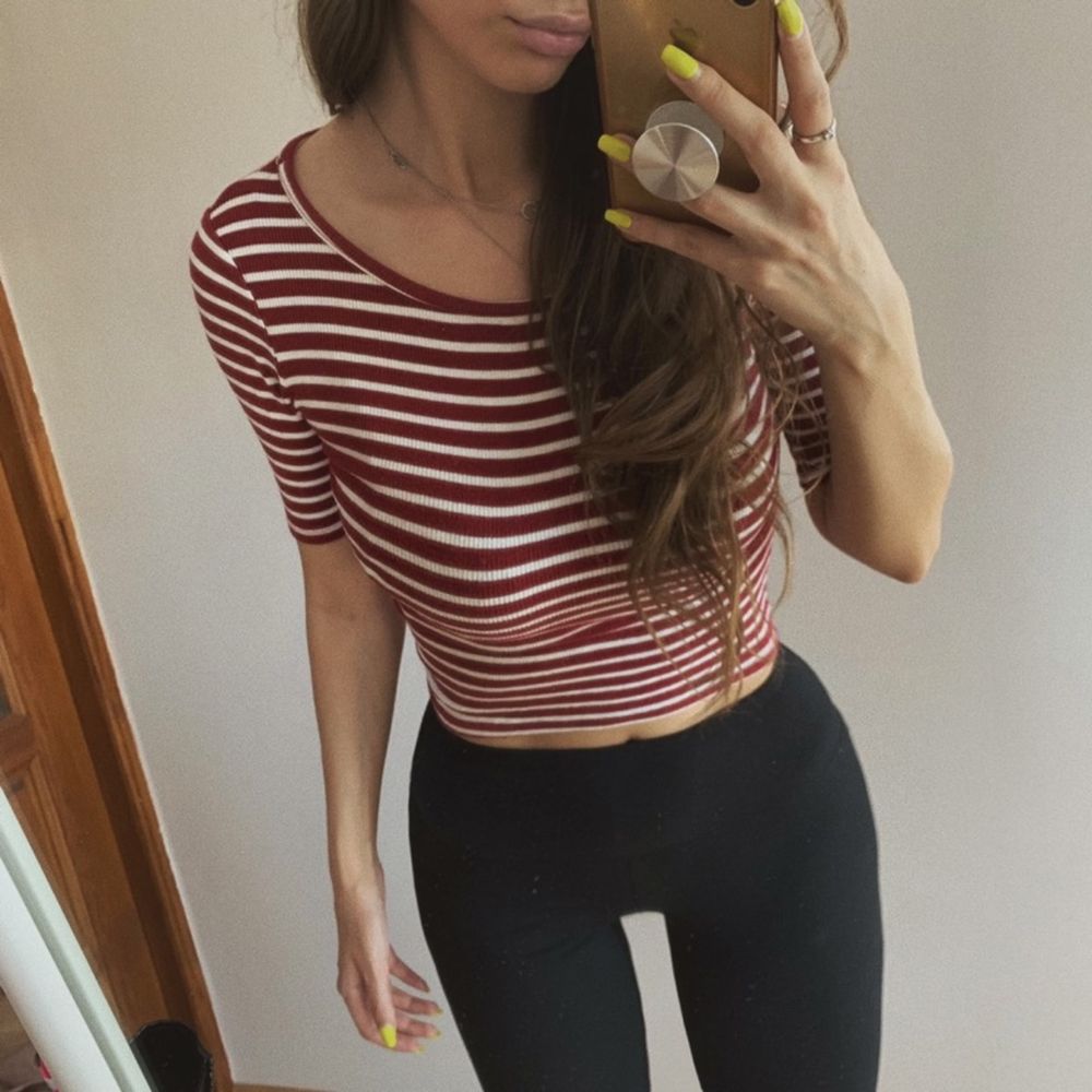 burgundowa bluzka biała w paski crop top czerwony prążki obcisły