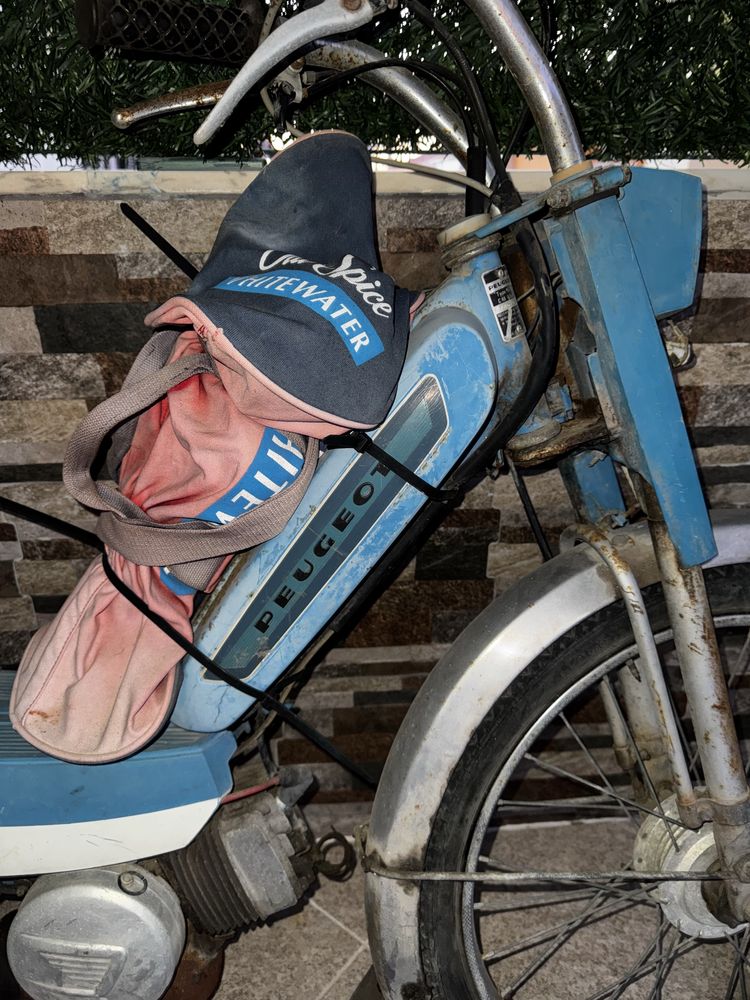 Mota Peugeot 102 a pedal.