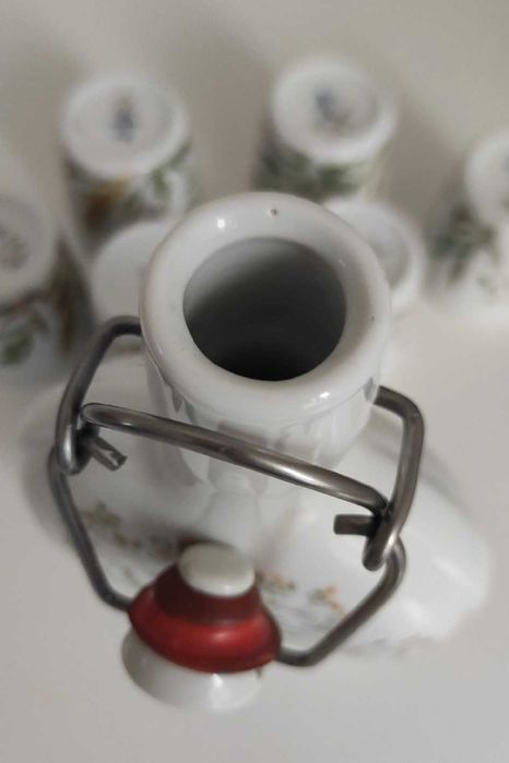 Fürstenberg, porcelanowa piersiówka z kieliszkami