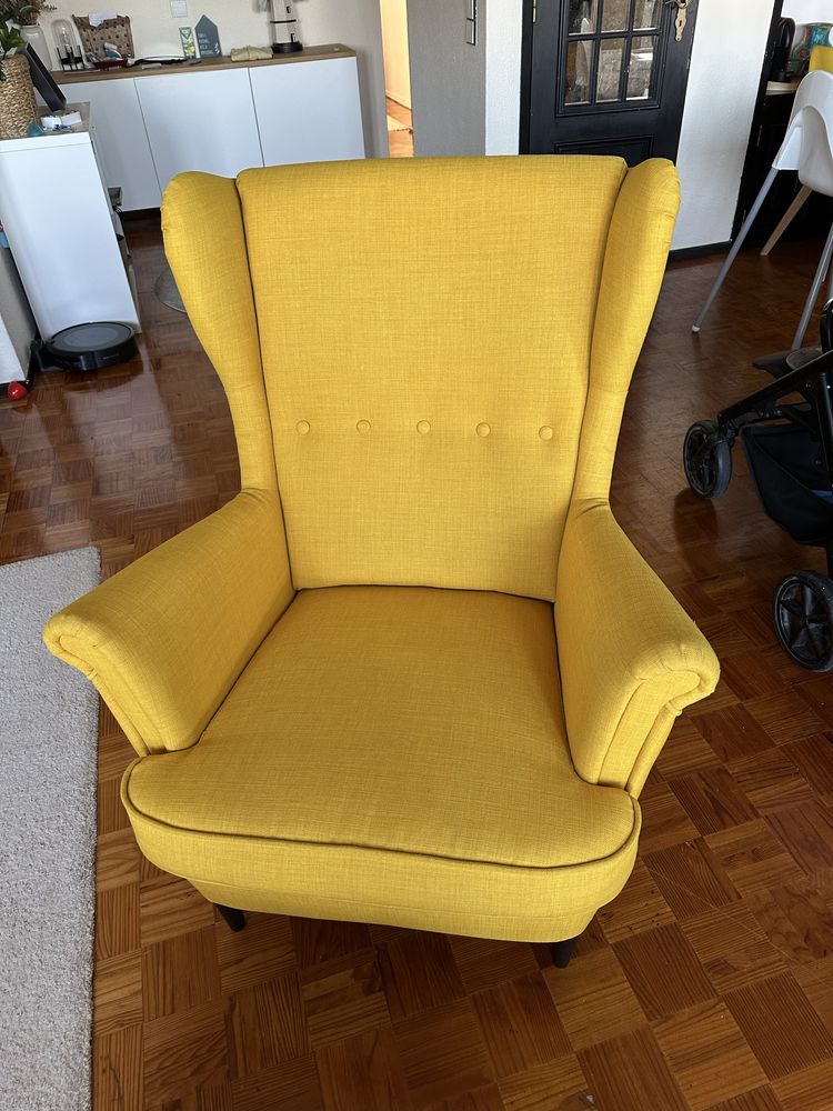 Conjunto Strandmon IKEA poltrona amarela e repousa pés amarelo