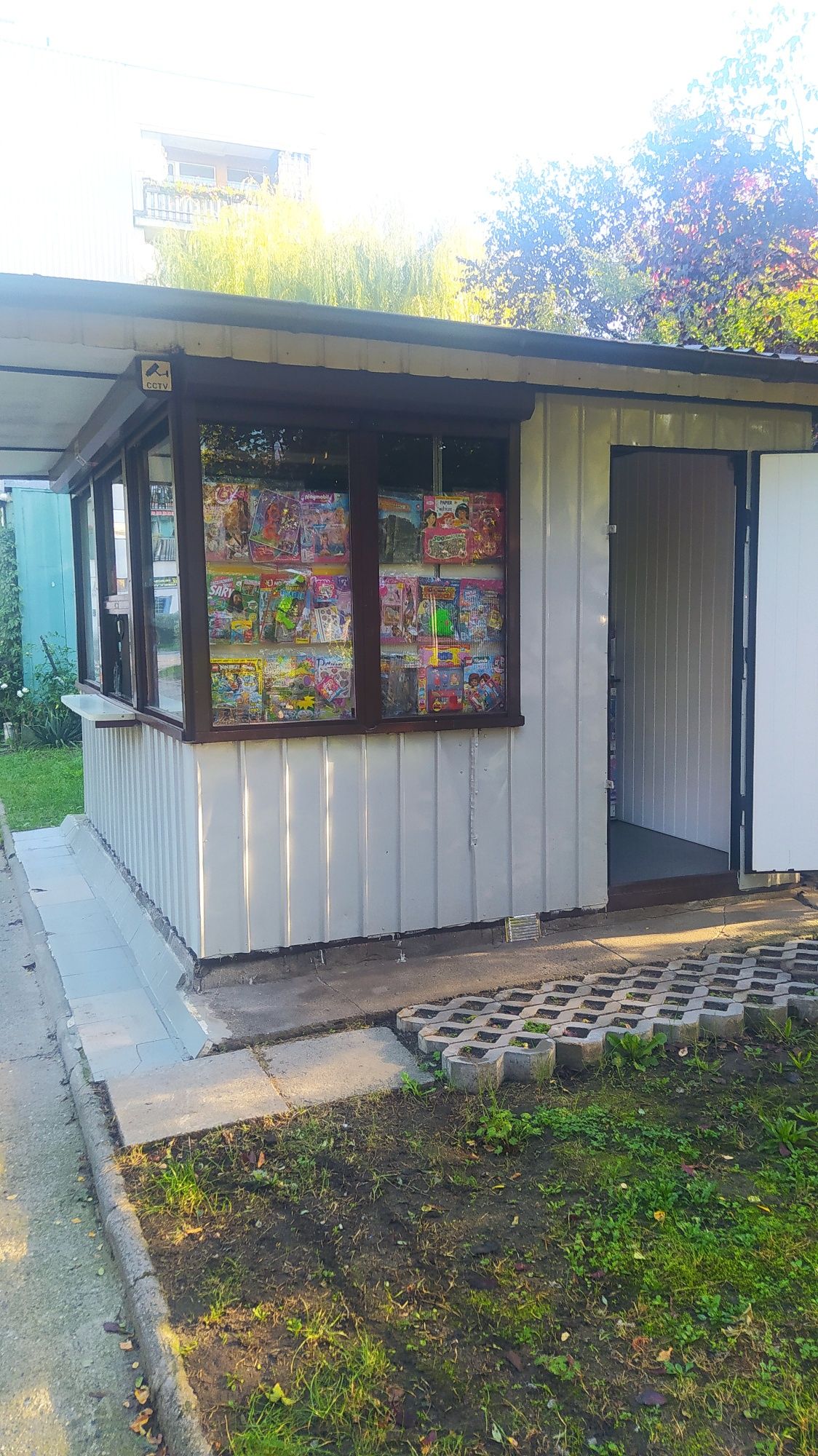 Sprzedam kiosk handlowo-usługowy.