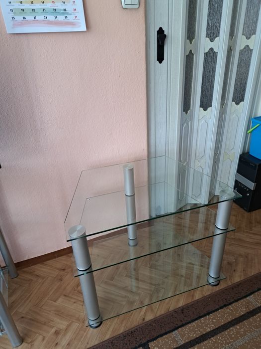 Szklany stolik pod telewizor
