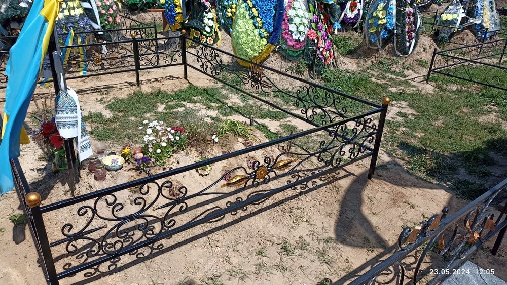 Оградка на кладбище столик лавочка