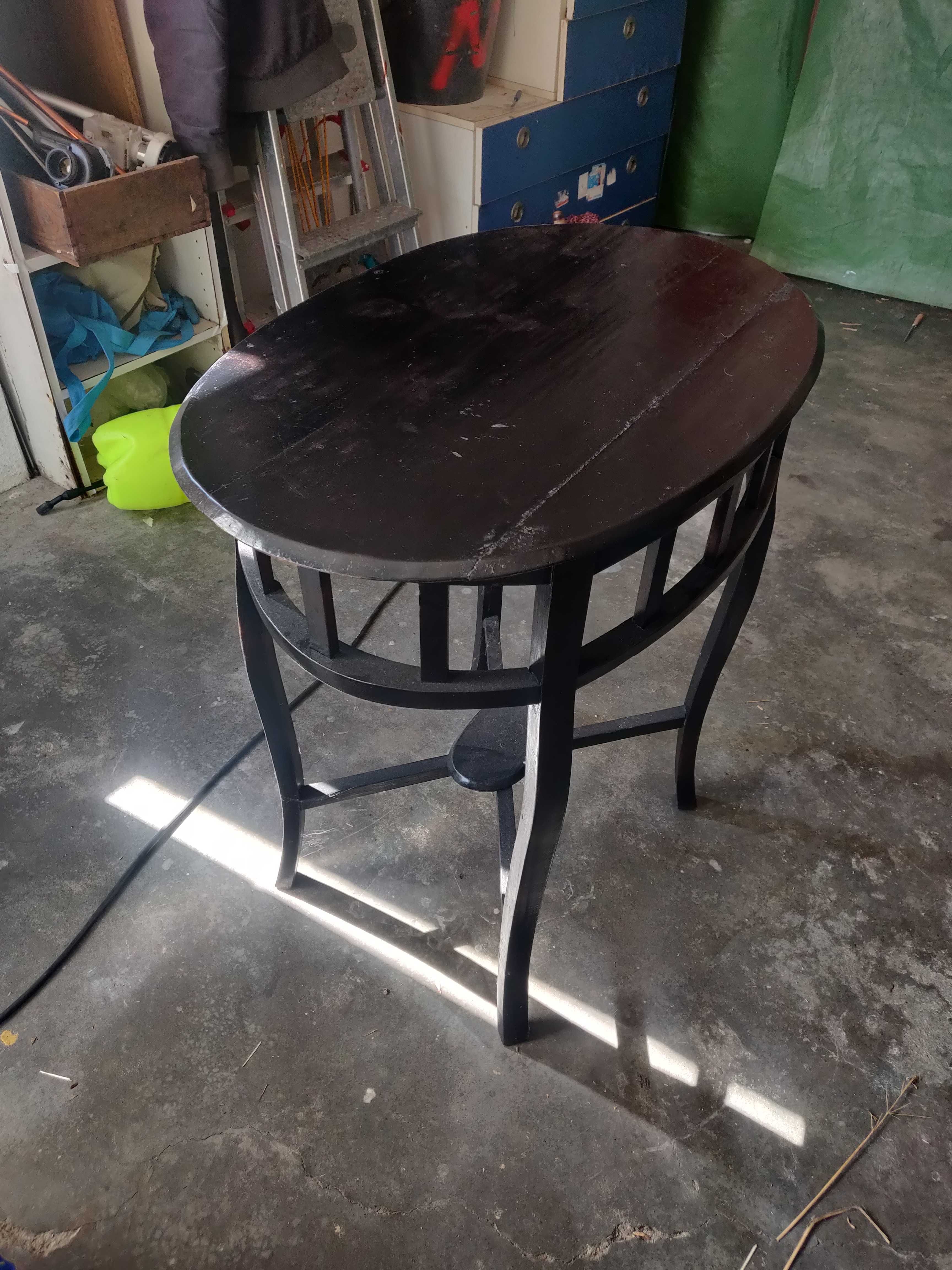 Mesa em madeira preta