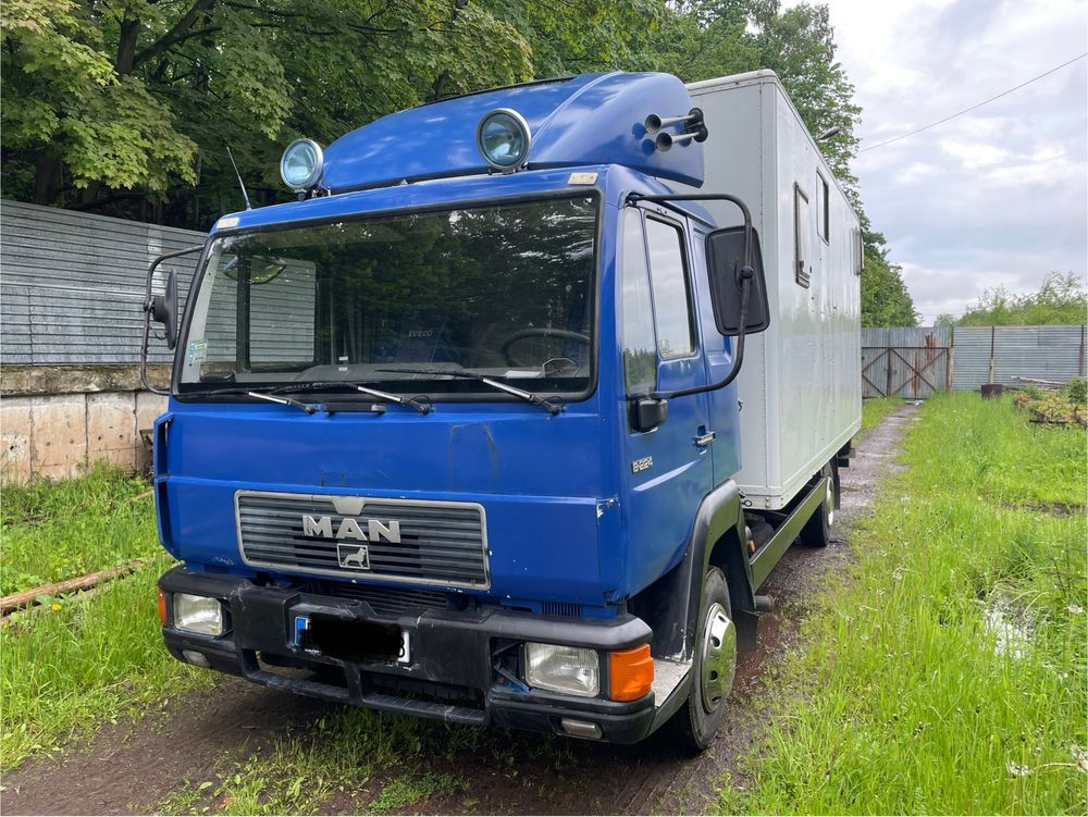 Man 8.224 do przewozu koni