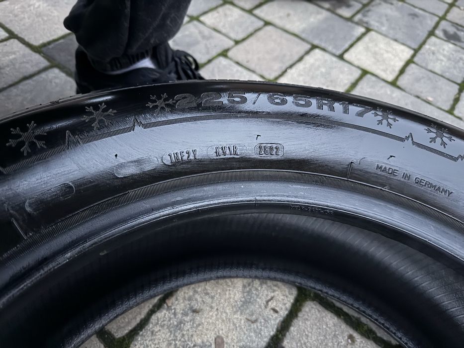 Зимова гума dunlop 225/65 r17 майже нова