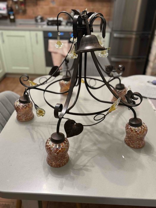 Люстра, з кольоровими плафонами, в ідеальному стані, б/у