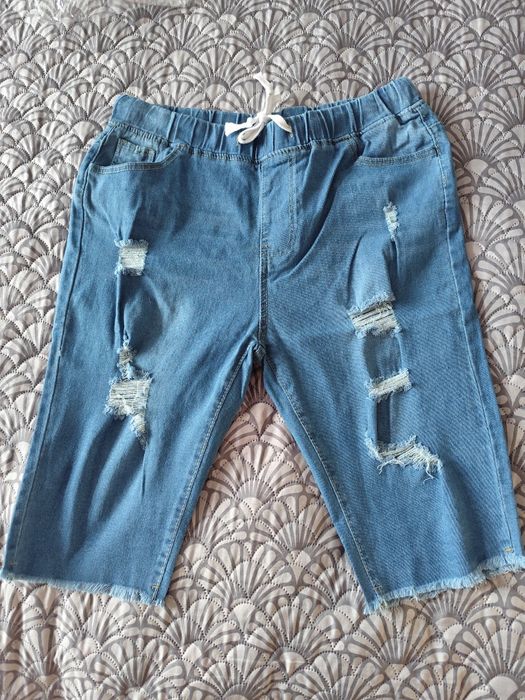 Spodnie krótkie  z wysokim stanem z przetarciami XL