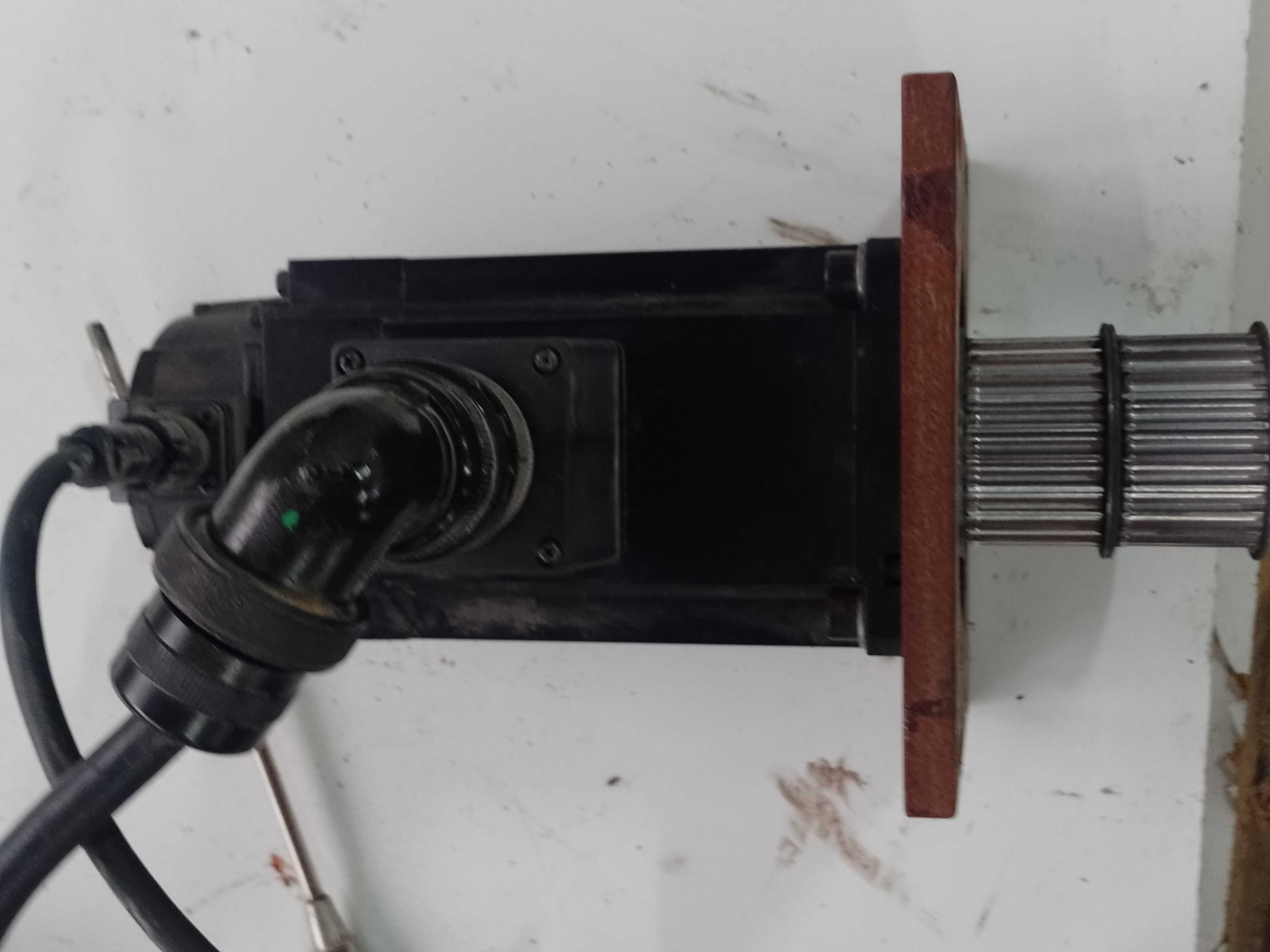 Serwomotor z enkoderem „OMRON”  -R88M-K2K030F-BS2