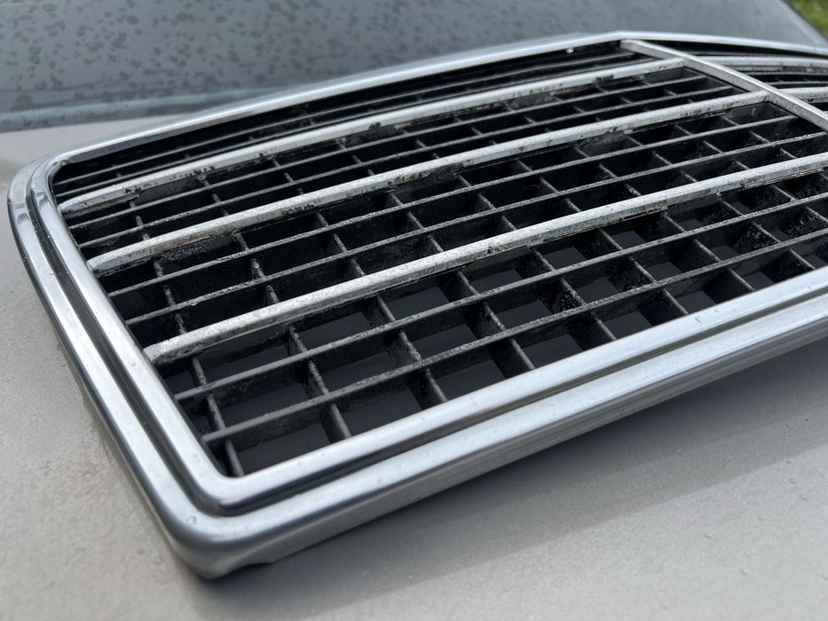 Решітка радіатора Mercedes Benz W124 E клас рестайлінг 94-95 рік