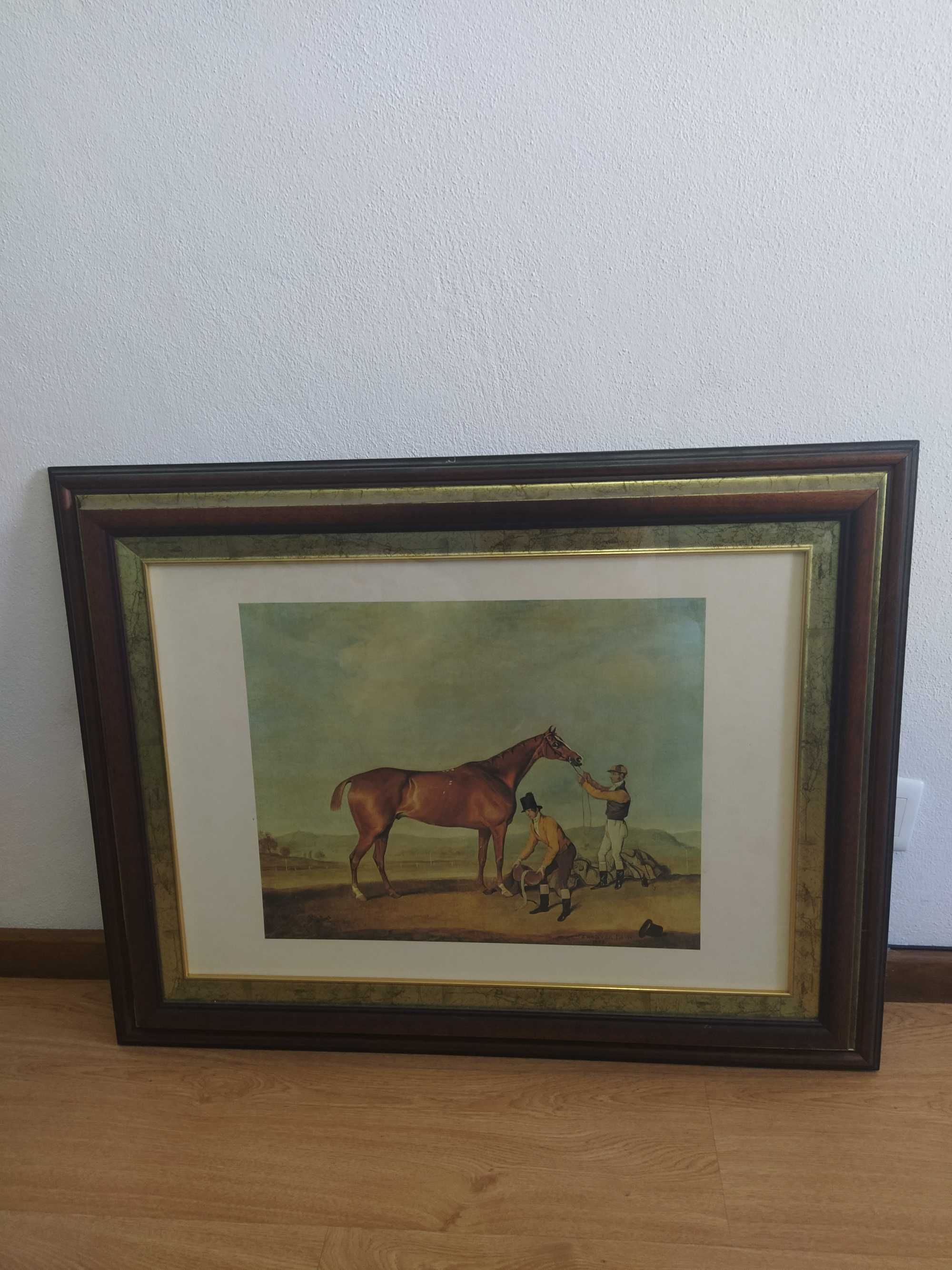 Mesa de madeira e quadro