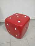 Puff dado gigante vermelho e branco