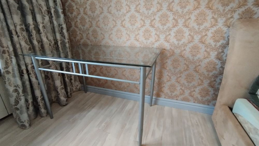 Продам скляний стол