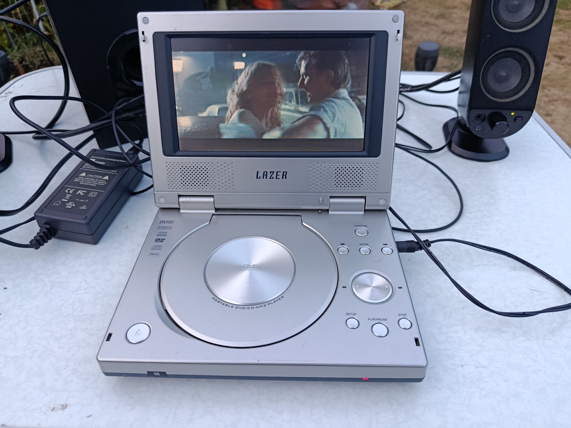 LAZER DVD przenośne z baterią, zasilaczem i pilotem.