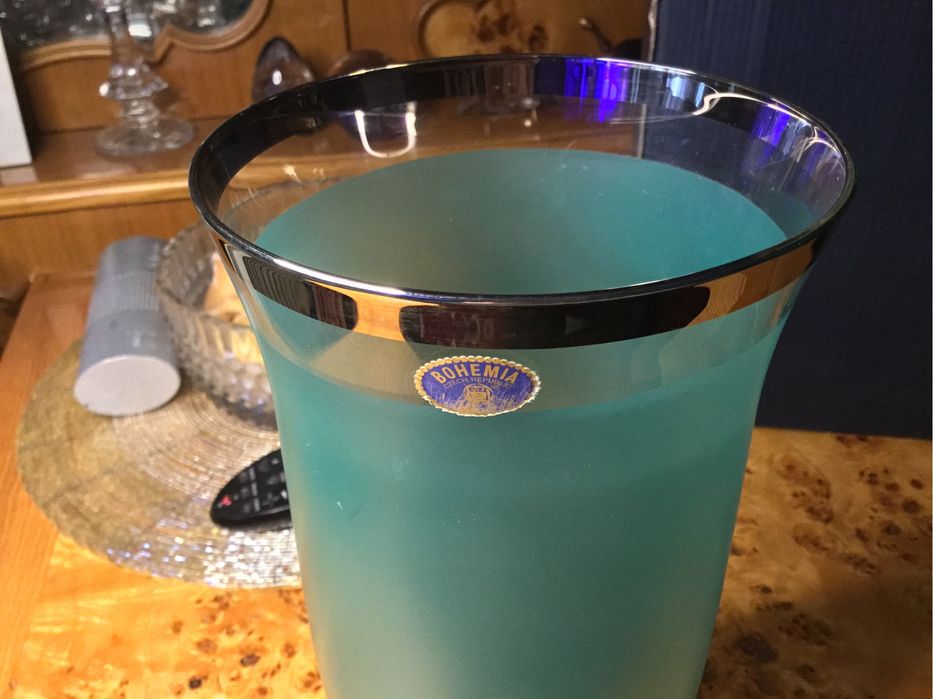 Большая ваза цветное матовое стекло зеленая Bohemia