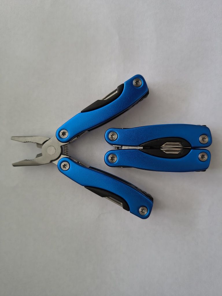 Mini multitool. 16 w 1. Mini edc.