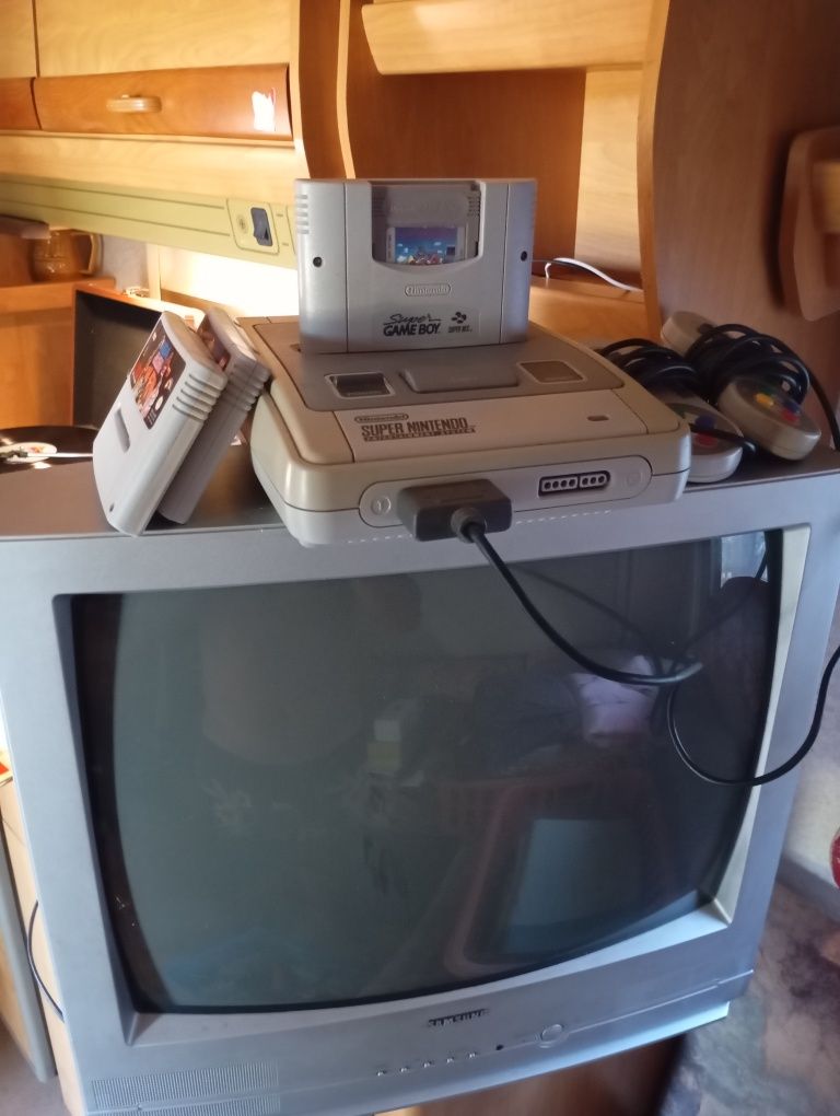 Vendo super nintendo com ótima conservação...