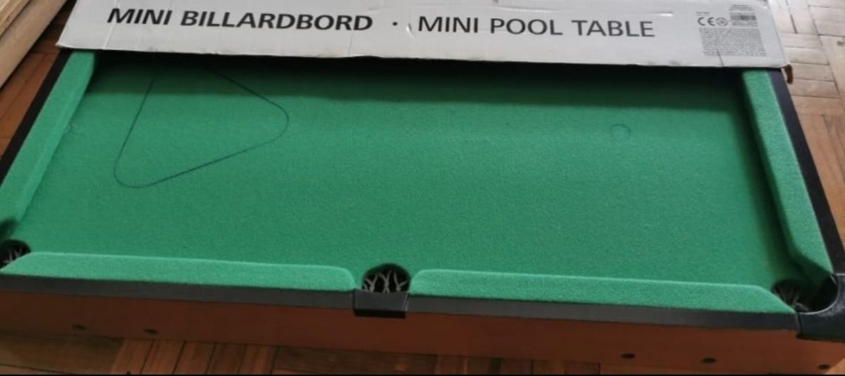 MINI POOL TABLE, pouco uso, em ótimo estado