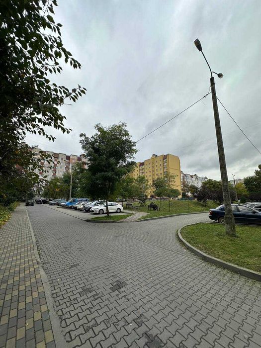 Продається 3-кімнатна квартира по вул. Івана-Павла ІІ, район каскад