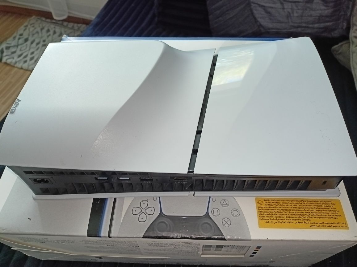 PlayStadion 5 Slim Sony konsola + 2 pady i FIFA 2024