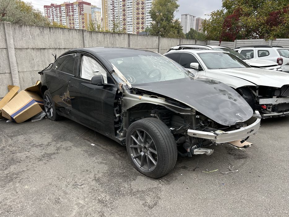 Tesla model 3 двері