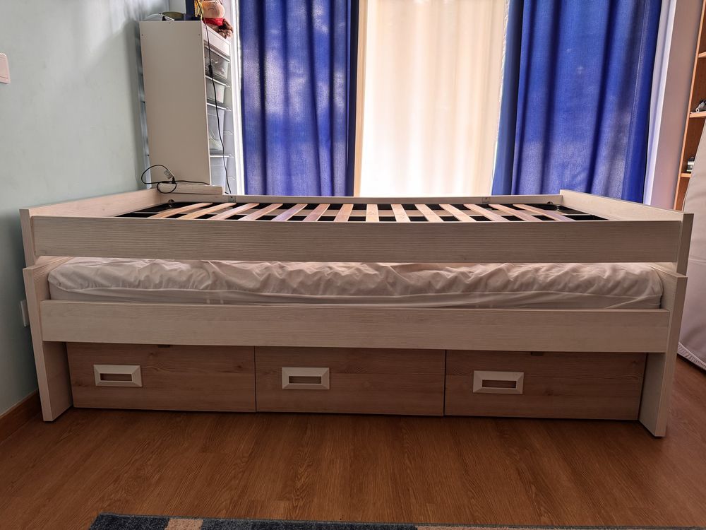 Cama de solteiro, dupla, com arrumaçao