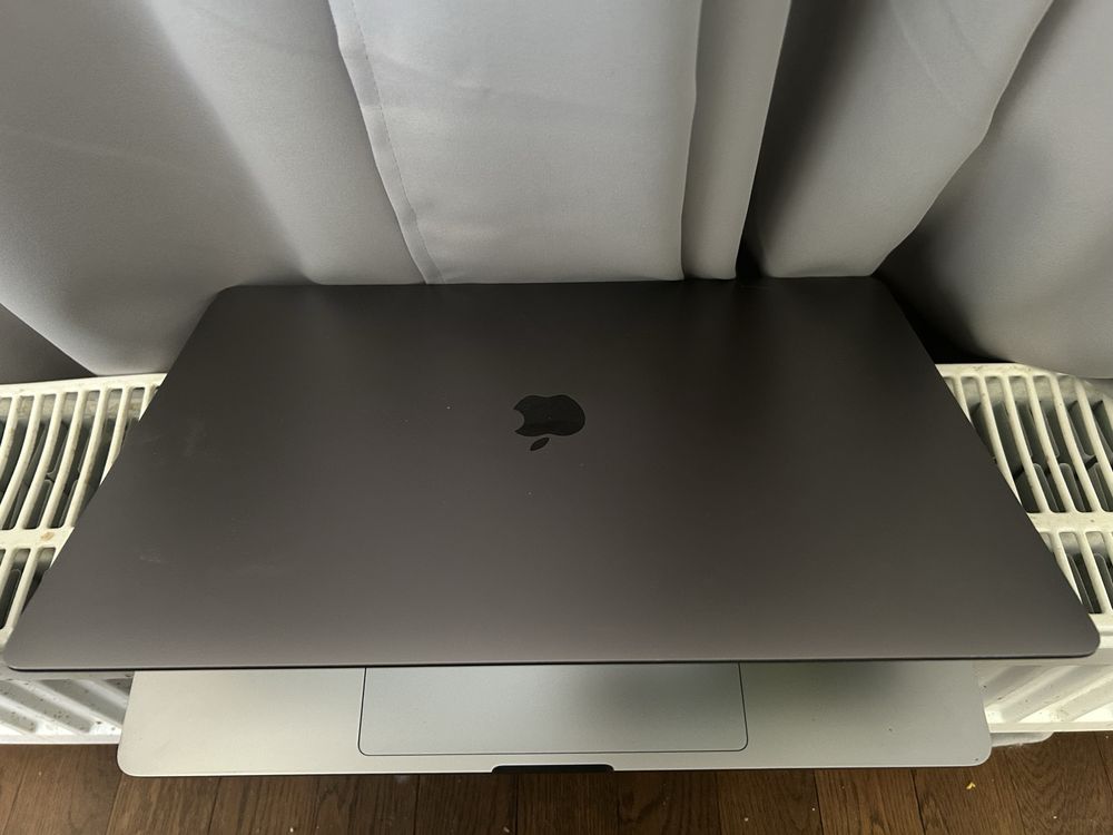 MacBook Pro A2141 i9 32GB 1TB SSD GF5500M