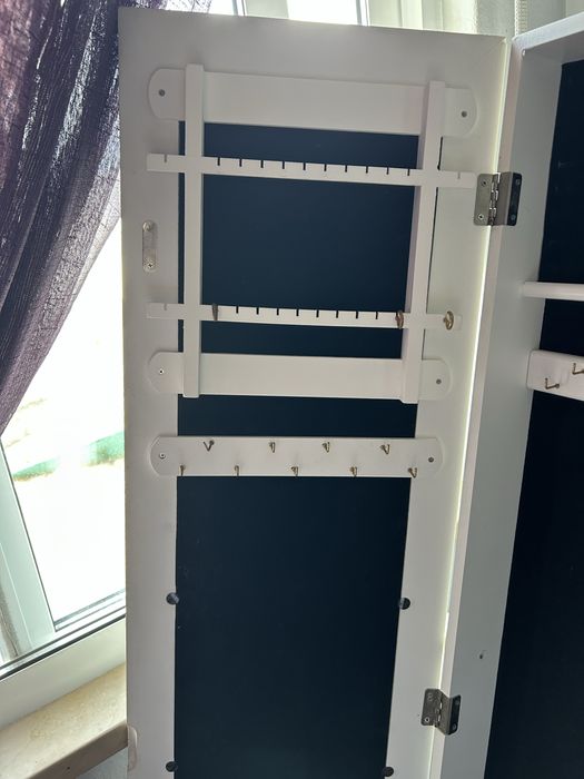 Espelho IKEA de pé branco com espaço para acessorios pessoais