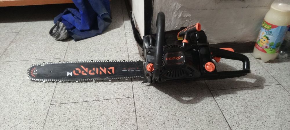 Пиляю бензопилою дрова,дерева до 4 м