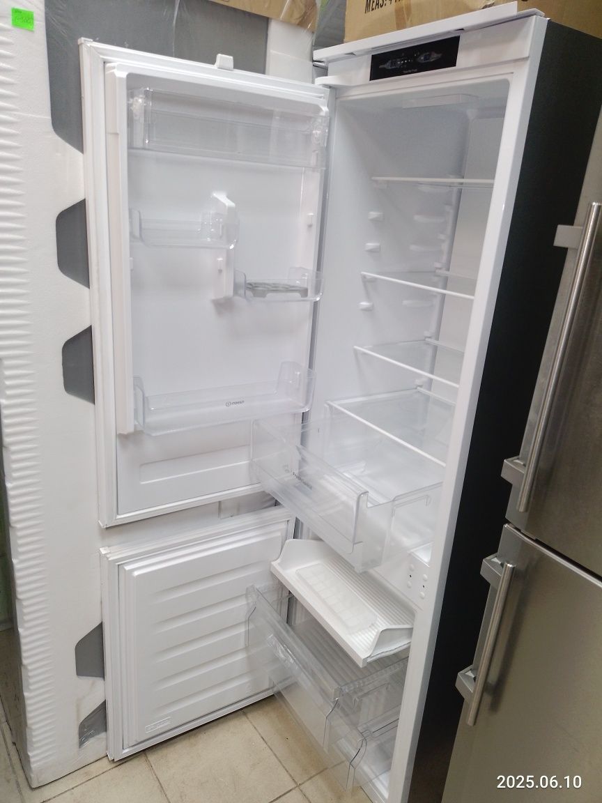Холодильник вбудований Indesit INC18T311, висота 177.7 см, NoFrost