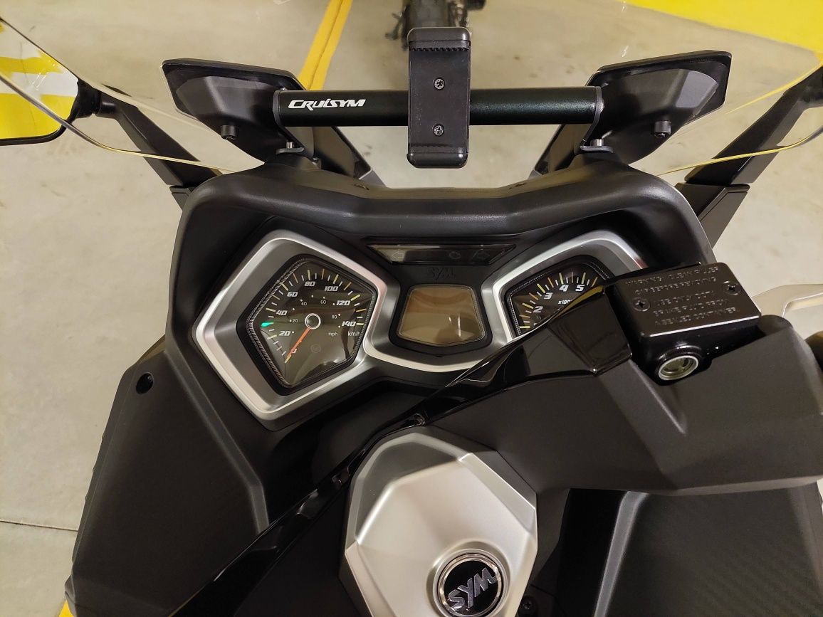 Cruisym 125 com case incluída.