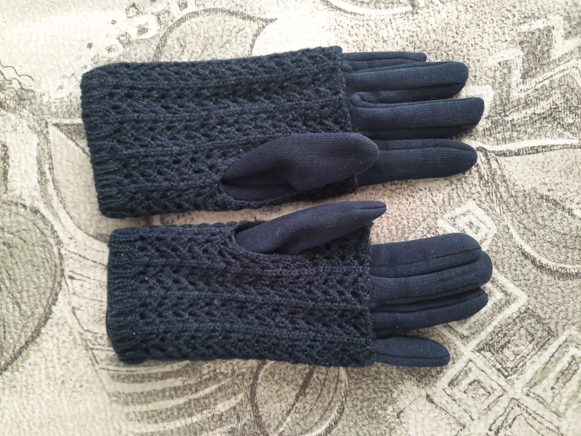 Жіночі рукавиці в хорошому стані.
Двойні ,зверху плетене .
Можна носит