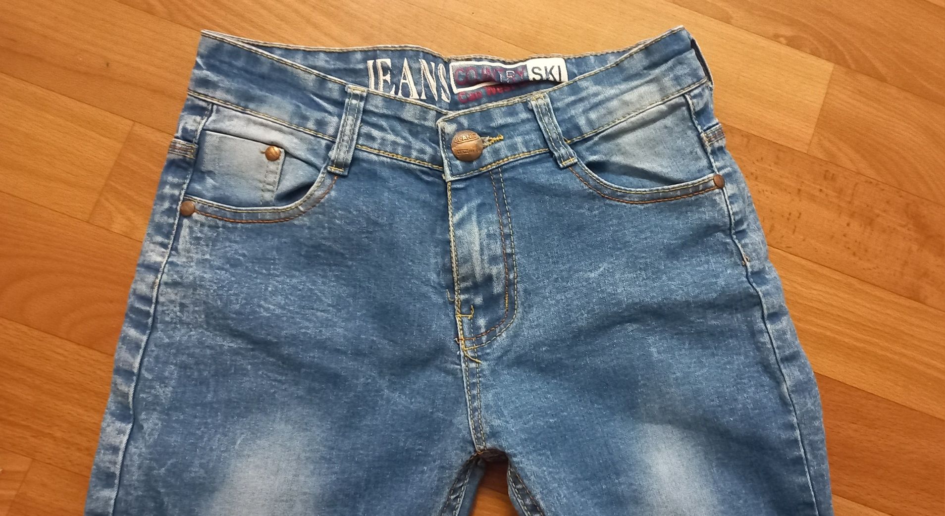 Стрейчевые джинсы на 8-9 лет