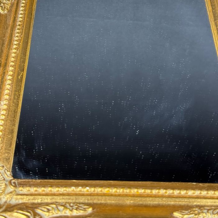 Stare lustro w złotej zdobionej drewnianej ramie B51/042801