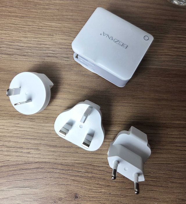 Ładowarka USB z czterema portami I zestawem adapterów podróżnych