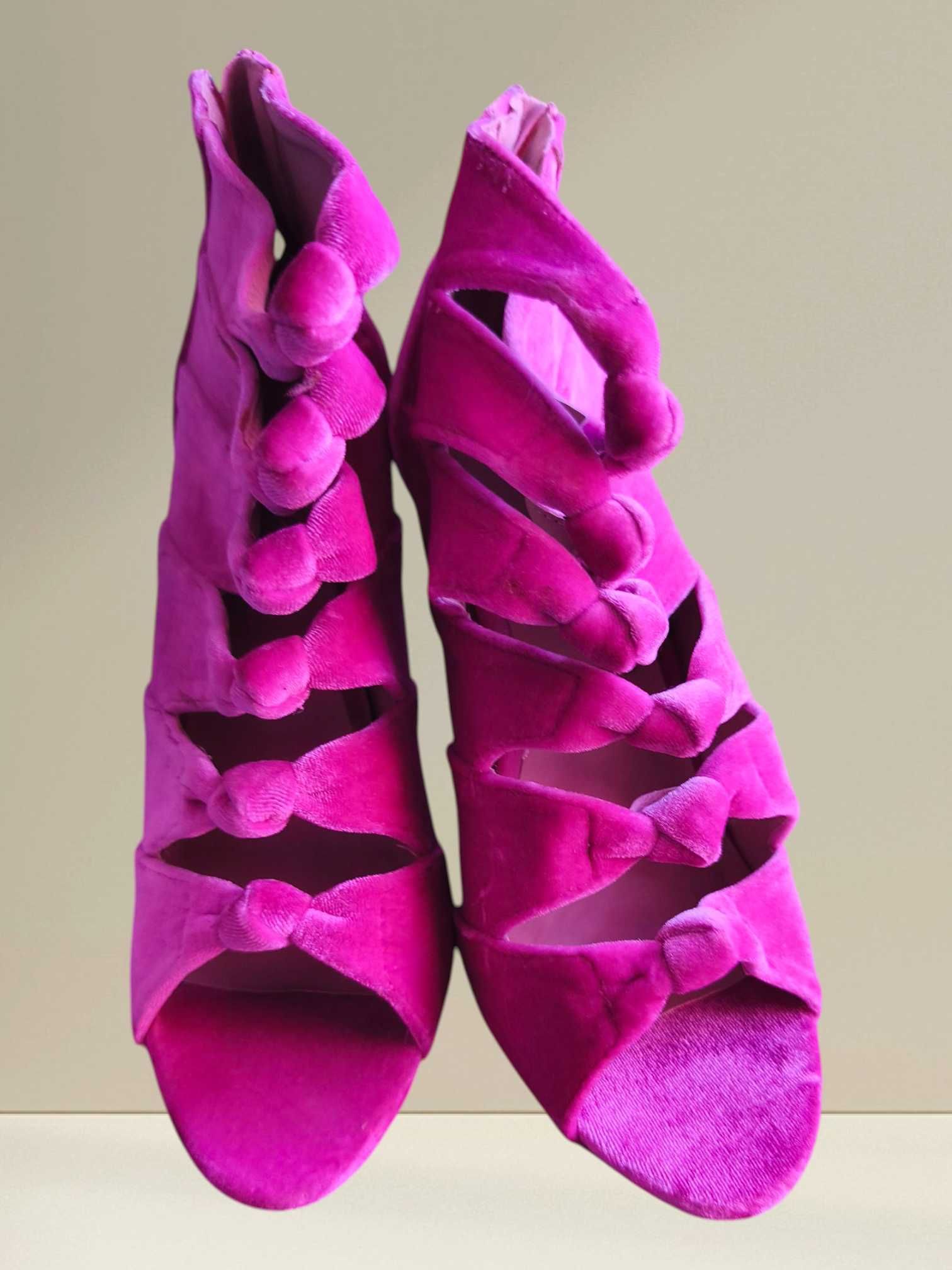 Vestidos e roupa