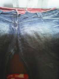 granatowe jeansy