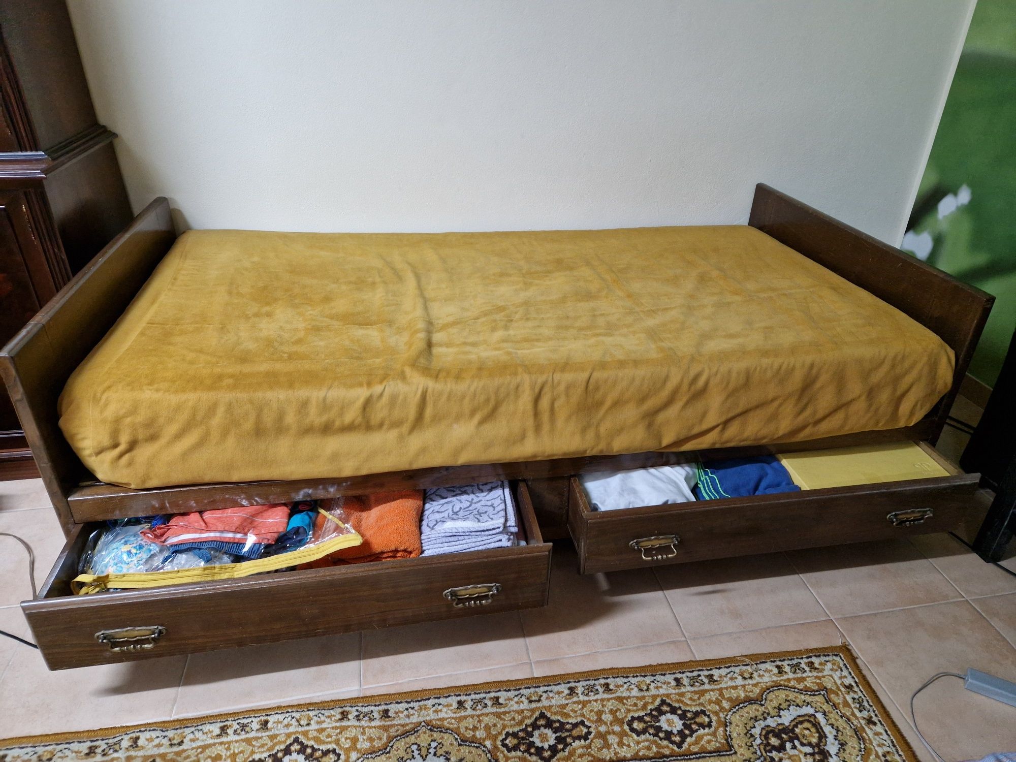Cama de corpo e meio com colchão e laterais de 3 frentes para  sof