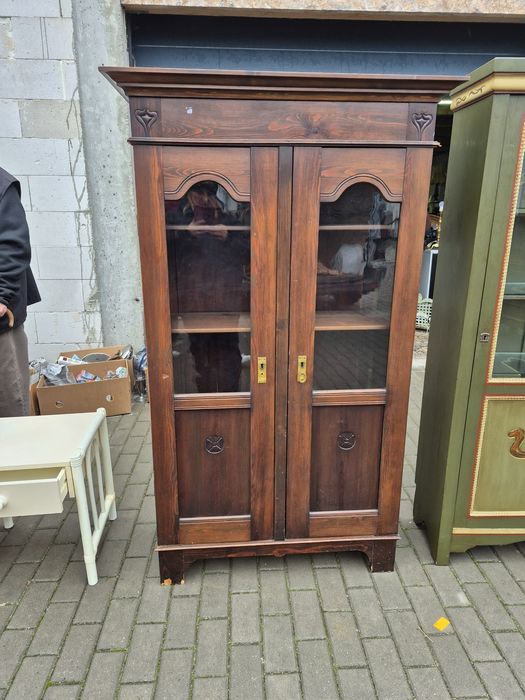 Wysoka komoda przeszklona