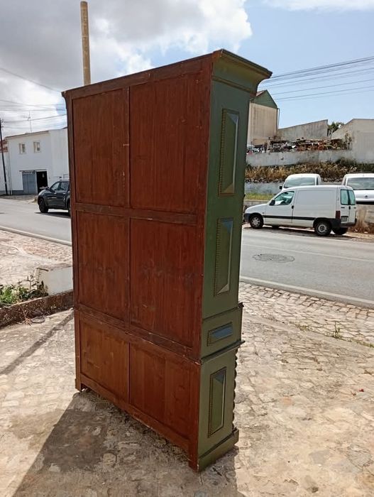 Antigo louceiro em madeira