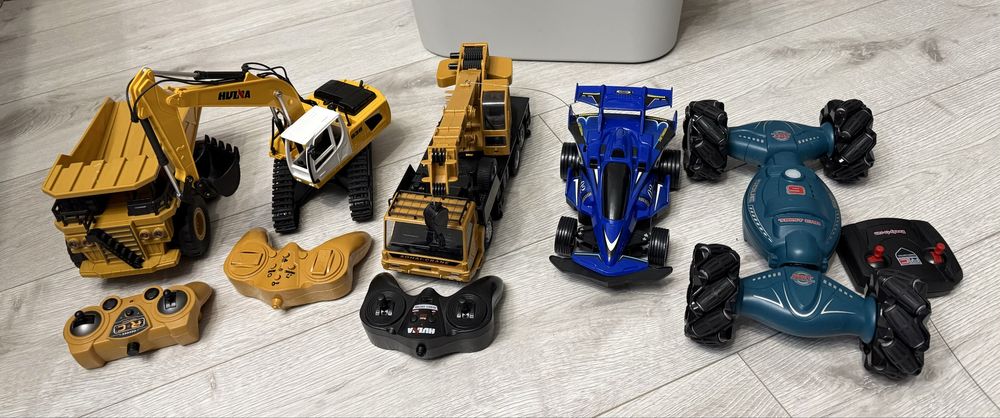 Набір з 5-ти машинок на пульті